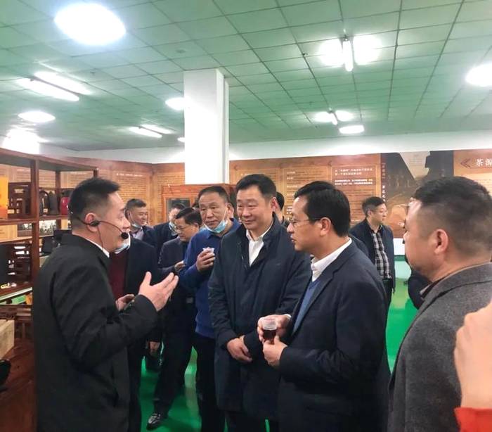关于红安县党政代表团一行到赤壁茶发集团参观考察的消息(5)