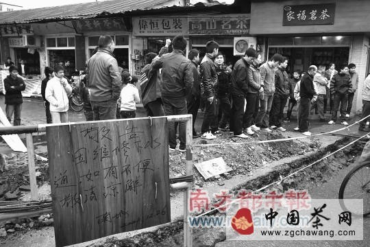 有关于唯一出入口遭挖 茶叶批发市场瘫痪半月的信息