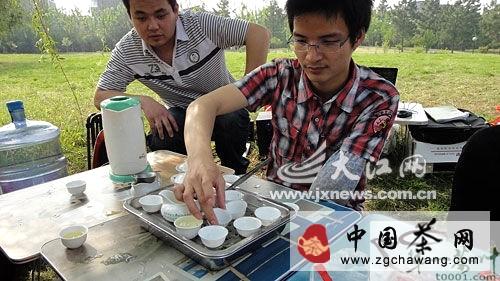 关于江西科技学院独臂学子艰苦卖茶创业的新闻