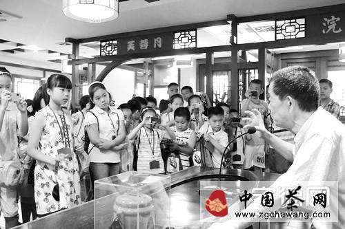 关于宁德晚报小记者团福安分团小记者体验“坦洋工夫”茶艺主题活动的最新消息