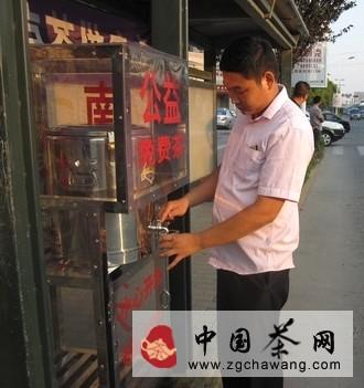 有关于桐乡公益茶摊：服务员抢着换茶水的热门信息