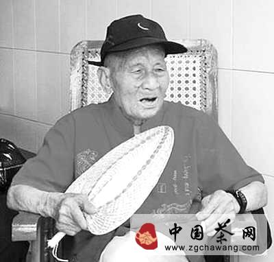 关于百岁寿星周兆阶：喝擂茶睡茶枕的热门资讯