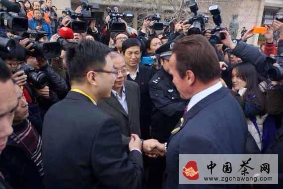 关于施瓦辛格到访西安接受云南则道赠送的生命之叶紫娟的热门信息(1)