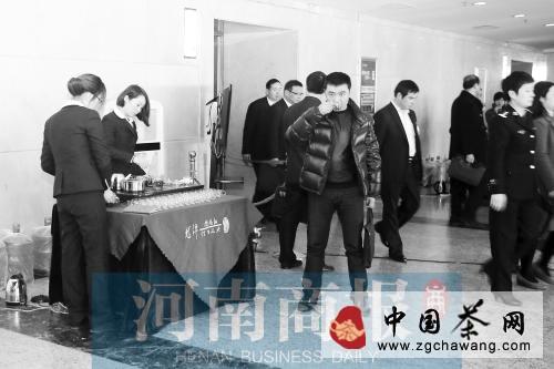 关于郑州两会：一杯龙潭清茶 换掉香烟的信息