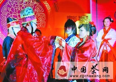 有关于“茶博士”办唐式婚礼 着汉服行三礼倡国学的热门信息