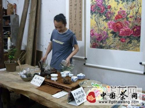 有关于茶馆自行泡茶随意给钱 老板称不为赚钱的资讯(2)