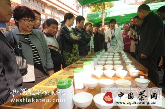 有关于平顶山首届铁观音文化节在中央茶城举行(图)的热门新闻(1)