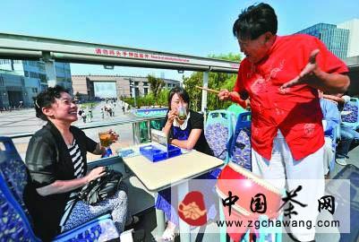 有关于济南泉水节泉韵茶香博览会“万人品茗”活动落幕的热门新闻