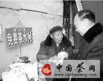 关于郑州一八旬老人为方便路人摆“免费茶摊”的最新信息