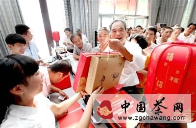 有关于第一茶城为100余名“寿光好人”发放礼品（图）的信息