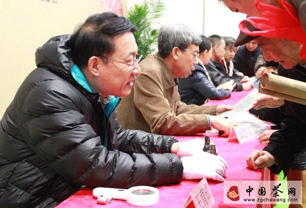 关于2013“寻珍探宝,专家鉴定会”活动落幕的消息