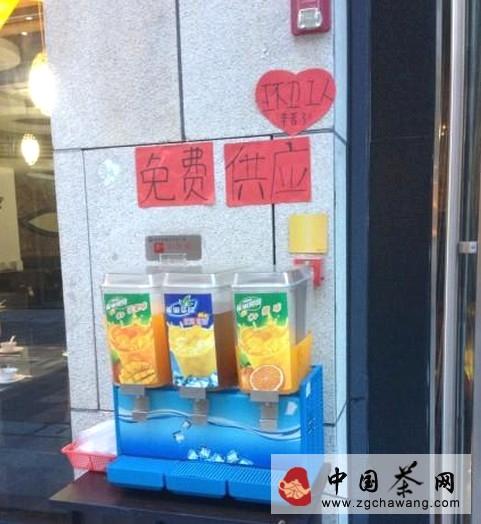 关于正能量！福州一商家免费为环卫工人提供凉茶饮料的热门资讯