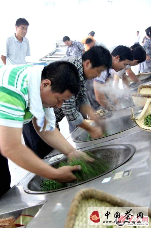 关于日照市茶叶技能大赛开赛 62岁老者现场炒茶（图）的最新信息
