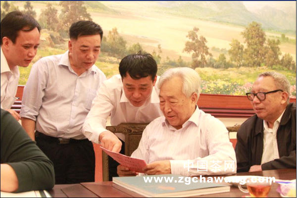 关于“龙潭信阳红”香溢中原红茶品鉴会 喜获群众喜爱品牌的新闻(3)