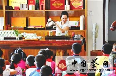 有关于古城小学开展“传承家乡茶文化 培养爱国爱乡情”主题秋游活动的新闻(2)