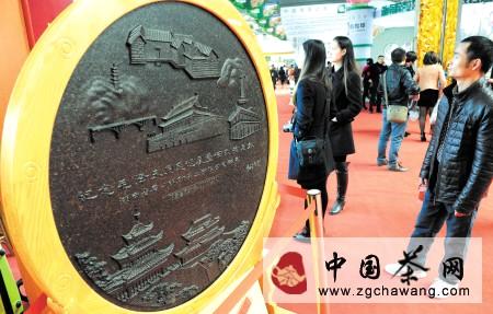 有关于人民币设计大师手绘茶饼拍出19万天价的最新资讯