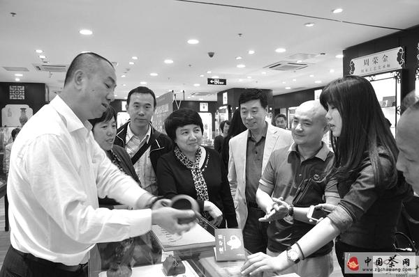 关于紫砂艺术评鉴展亮相上海友谊商店的热门新闻