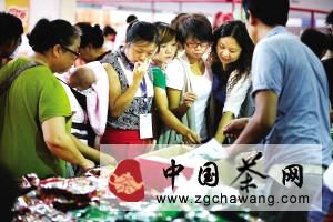 有关于贵阳茶博会：市民带拖车 结伴来“淘宝”的热门消息