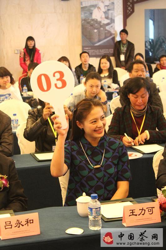 关于和明星王力可探秘曼松贡茶山公益助学捐赠仪式实纪的新闻(7)