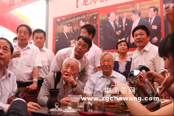 关于“龙潭信阳红”香溢中原红茶品鉴会 喜获群众喜爱品牌的新闻(2)