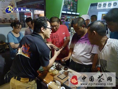 关于第九届大连国际茶文化博览会开展 8日现场义卖的热门资讯(1)
