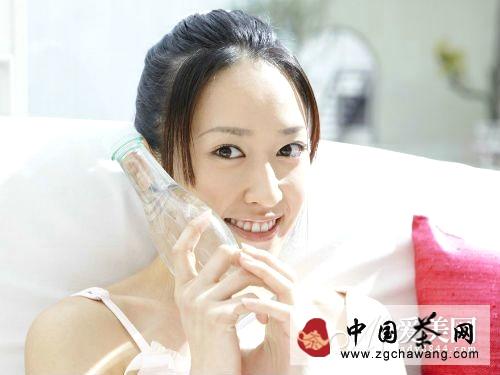 关于冬季上火怎么办? 6款降火茶 败火不伤身的热门新闻