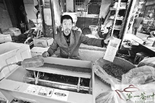 关于婺城茶农将茶叶加工机器搬进菜场现炒现卖的新闻