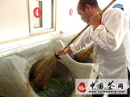 关于第五届信阳毛尖手工炒茶大赛在浉河区开幕(图)的热门消息