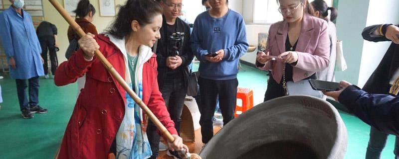 有关于中外网红在信阳：赴一场茶香之旅 看“小茶叶”如何托起“大产业”的资讯