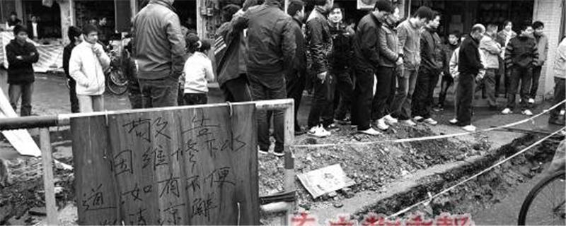 有关于唯一出入口遭挖 茶叶批发市场瘫痪半月的信息