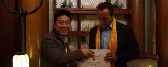 关于施瓦辛格到访西安接受云南则道赠送的生命之叶紫娟的热门信息