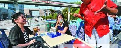 有关于济南泉水节泉韵茶香博览会“万人品茗”活动落幕的热门新闻