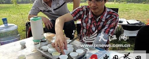 关于江西科技学院独臂学子艰苦卖茶创业的新闻