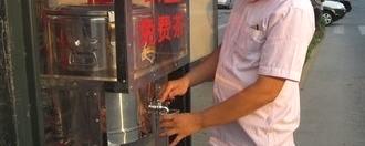有关于桐乡公益茶摊：服务员抢着换茶水的热门信息