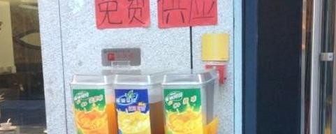 关于正能量！福州一商家免费为环卫工人提供凉茶饮料的热门资讯
