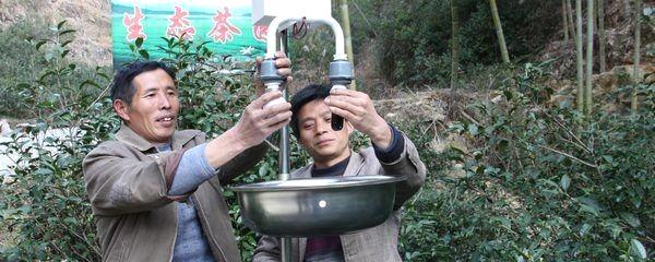 有关于政和县党员为野生茶园安装太阳能灭蚊灯的最新资讯