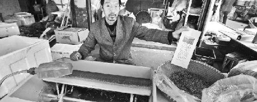 关于婺城茶农将茶叶加工机器搬进菜场现炒现卖的新闻