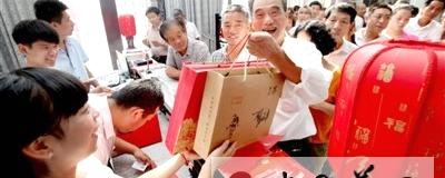有关于第一茶城为100余名“寿光好人”发放礼品（图）的信息