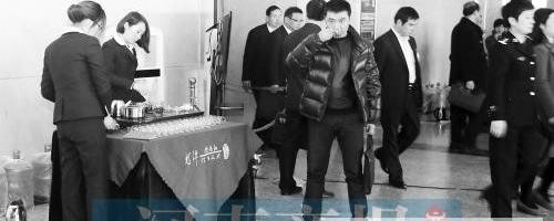 关于郑州两会：一杯龙潭清茶 换掉香烟的信息