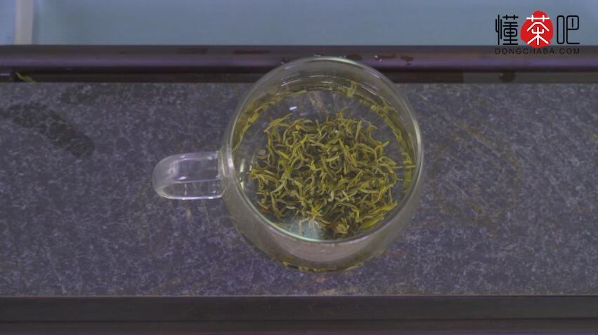 泡茶叶的水浇花好吗