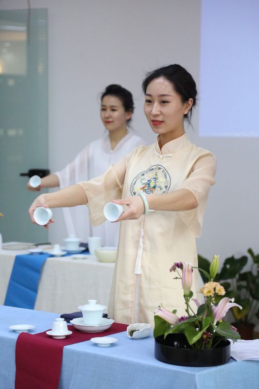 有关于“蒙山派茶艺”龙行十八式非遗传承人徐伟秀技成都茶文化公园的资讯(4)