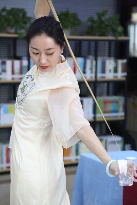 有关于“蒙山派茶艺”龙行十八式非遗传承人徐伟秀技成都茶文化公园的资讯(5)