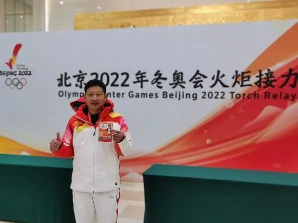 有关于安吉茶农盛阿伟参加北京冬奥运火炬接力和开幕式升旗仪式的信息