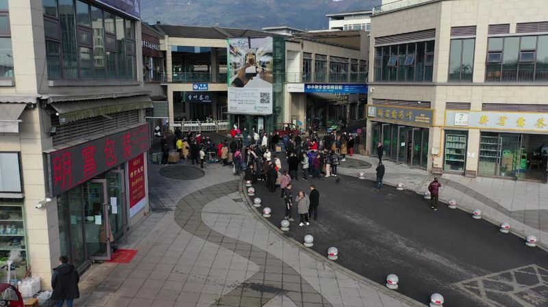 关于蒙顶山第一篓茶上市 一公斤蒙顶甘露拍出4.4万元的消息(2)