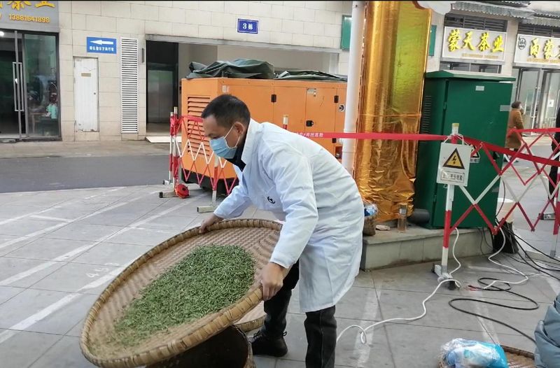 关于蒙顶山第一篓茶上市 一公斤蒙顶甘露拍出4.4万元的消息(1)