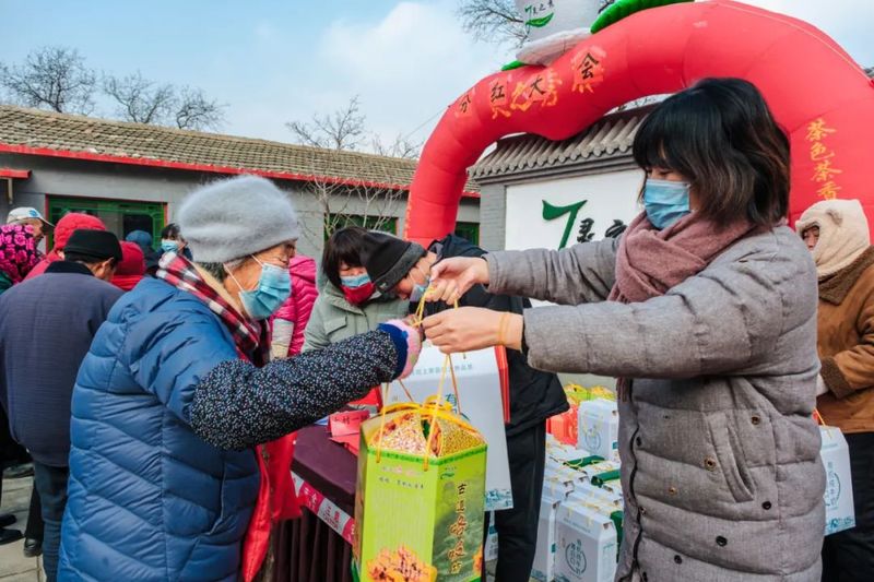 关于京西大山中的村民在分红大会上有了附带红利：茶等礼品的资讯(11)