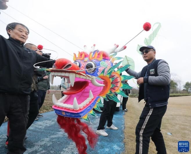 有关于杭州余杭区：巨型“茶龙”风筝扮靓春日的相关内容