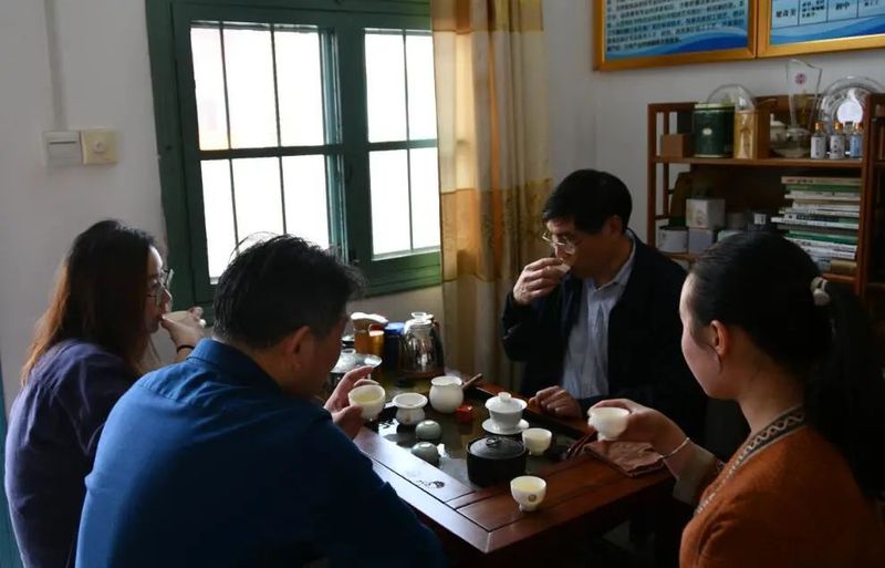 有关于他笑着说:茶是热的,饭是香的的内容(5)