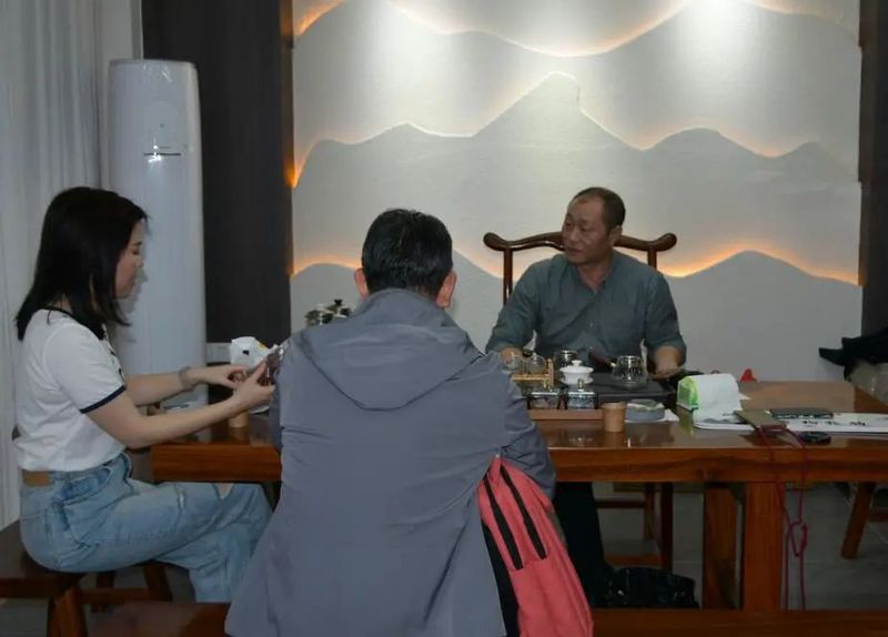 有关于他笑着说:茶是热的,饭是香的的内容(10)