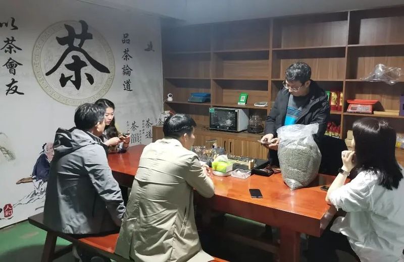 有关于他笑着说:茶是热的,饭是香的的内容(7)